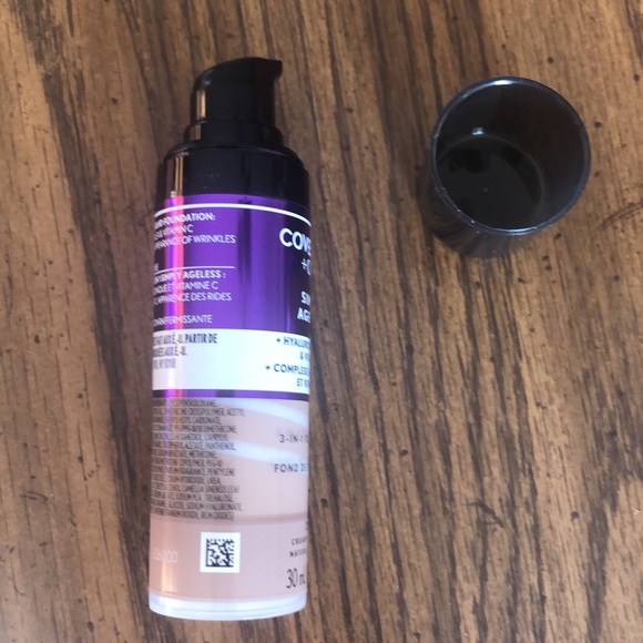 Cover girl + 0lay simply ageless foundation220 - Picture 3 of 3
